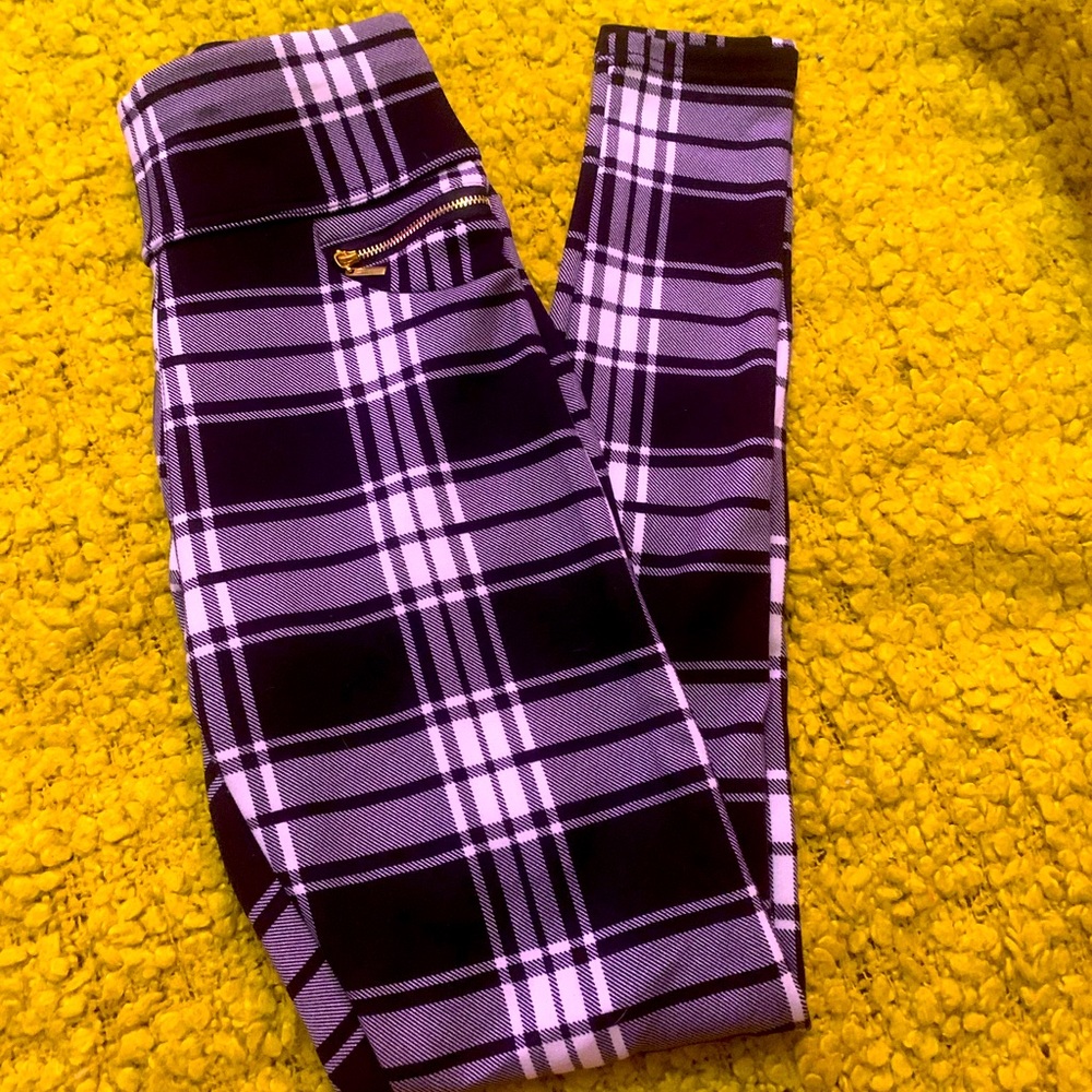 Size M Streetwear Society plaid with gold accents leggings!! 🖤
